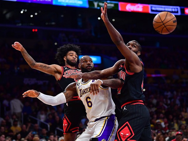 Chicago Bulls berhasil permalukan Los Angeles Lakers.