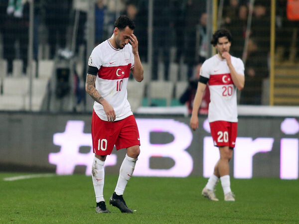 Inter Milan dibikin cemas dengan kondisi kebugaran Hakan Calhanoglu, yang mengalami cedera saat membela Timnas Turki di jeda internasional Maret ini / via Getty Images