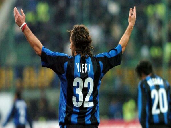 Christian Vieri mengaku tidak senang melihat laju inkonsisten Inter Milan di kompetisi Serie A musim ini / via Getty Images
