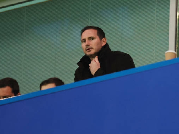 Frank Lampard menyaksikan pertandingan Chelsea melawan Liverpool di Stamford Bridge