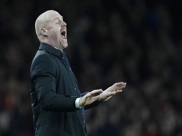 Sean Dyche tidak mau Everton menyepelekan Wout Weghorst, saat tim asuhannya bertanding melawan Manchester United besok malam (8/4) / via Getty Images