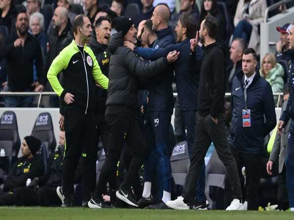 Roberto De Zerbi bertikai dengan Cristian Stellini saat Brighton kalah 1-2 dari Tottenham di lanjutan laga Premier League kemarin malam (8/4) / via Getty Images