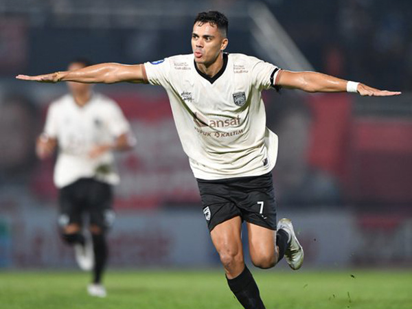 Penyerang Borneo FC, Matheus Pato merayakan gol ke gawang Rans Nusantara FC