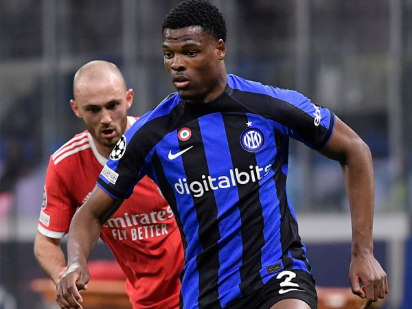 Bek sayap Inter Milan, Denzel Dumfries.