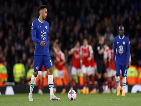 Pierre-Emerick Aubameyang hanya bisa tertunduk lesu saat Chelsea keok 1-3 dari Arsenal di lanjutan laga Premier League dini hari tadi (3/5) / via Getty Images