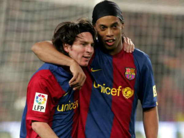 Lionel Messi dan Ronaldinho saat masih berseragam Barcelona