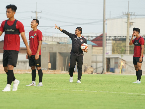 Pelatih timnas Indonesia U-22, Indra Sjafri memimpin latihan timnya