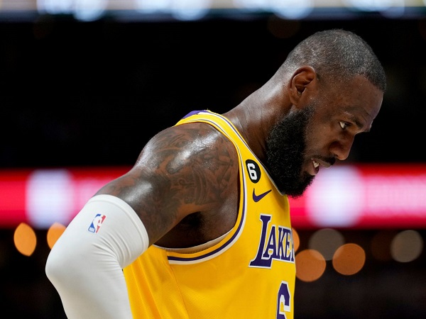 LeBron James akui tripoin Nuggets buat Lakers kalah di game 2.