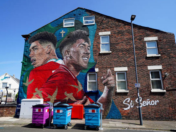 Roberto Firmino Kunjungi Mural Barunya di Luar Anfield