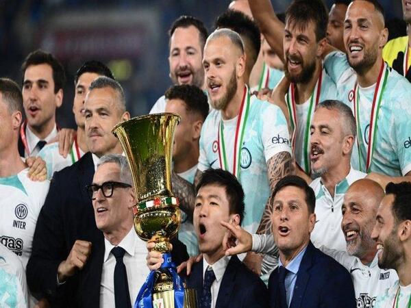 Steven Zhang bersama para penggawa Inter Milan merayakan keberhasilan klub menjuarai Coppa Italia musim ini usai mengalahkan Fiorentina 2-1 dini hari tadi (25/5) / via Getty Images