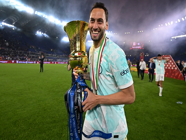 Hakan Calhanoglu kini menargetkan trofi Liga Champions usai membantu Inter Milan memenangkan Coppa Italia dini hari tadi (25/5) / via Reuters