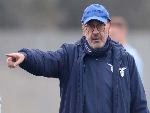 Pelatih Maurizio Sarri mengakui kehebatan Lazio di Serie A musim ini, di mana tim asuhannya akhirnya sukses mengunci empat besar setelah terakhir melakukannya di tahun 2020 / via Getty Images