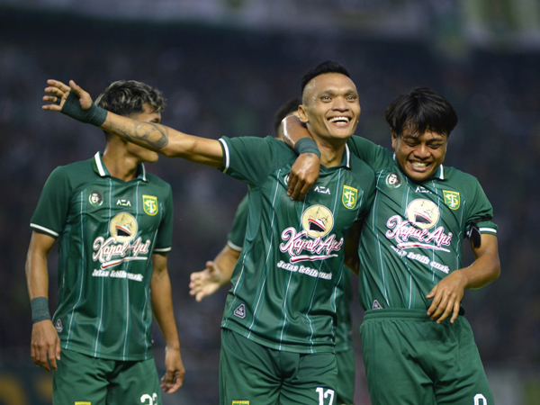 Penyerang Persebaya Surabaya, Ferdinan Sinaga merayakan gol ke gawang Bali United