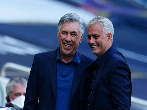 Jose Mourinho mendapatkan dukungan dari Carlo Ancelotti untuk membawa AS Roma juara Liga Europa musim ini / via Getty Images