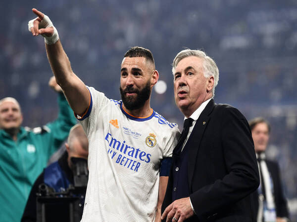 Meski sempat terkejut, Carlo Ancelotti mengaku ikhlas melepas kepergian Karim Benzema dari Real Madrid / via Getty Images