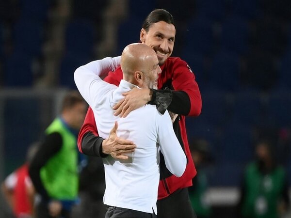 Stefano Pioli mengaku sedih musim depan dirinya tak bisa lagi melatih Zlatan Ibrahimovic / via Getty Images