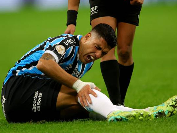 Cedera Parah, Luis Suarez Terpaksa Harus Pensiun?