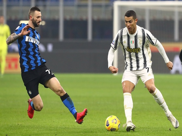 Marcelo Brozovic dilaporkan sepakat untuk menjadi rekan setim Cristiano Ronaldo musim depan dengan bergabung ke Al-Nassr / via Getty Images