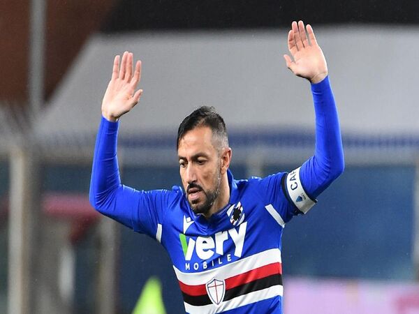 Fabio Quagliarella berpamitan dengan fans Sampdoria setelah kontraknya tak diperpanjang oleh manajemen klub / via Getty Images