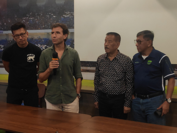 Umuh Muchtar (kedua dari kanan) ketika menghadiri jumpa pers penguduran diri Luis Milla