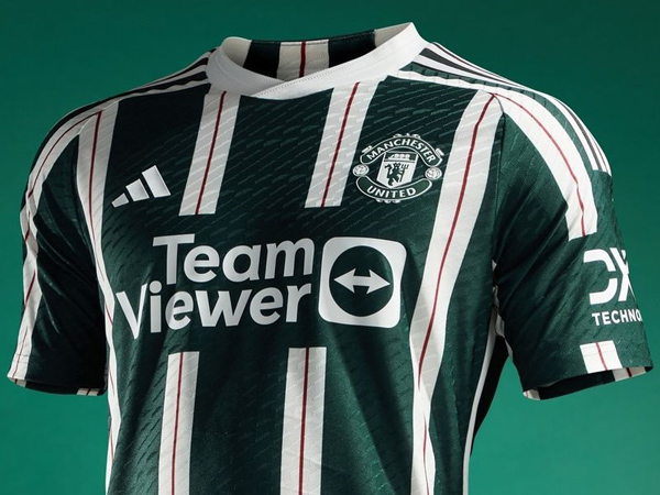 Apparel resmi Manchester United, Adidas.