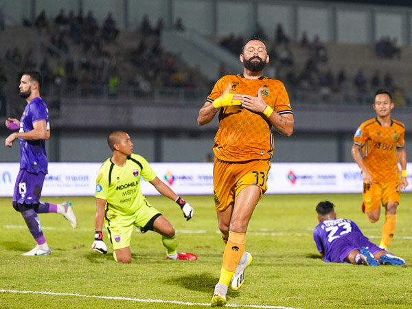Pemain Bhayangkara FC, Matias Mier merayakan gol ke gawang Persita Tangerang