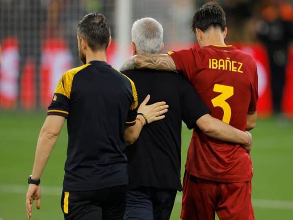 Jose Mourinho mengucapkan salam perpisahan untuk Roger Ibanez yang baru saja dijual oleh AS Roma ke Al-Ahli / via Getty Images