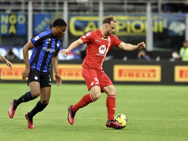 Inter Milan bakal mendatangkan Carlos Augusto dari Monza sebagai pengganti Robin Gosens yang hijrah ke Union Berlin / via Getty Images