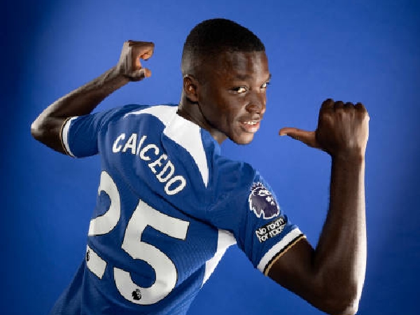 Moises Caicedo memakai nomor punggung 25 di Chelsea