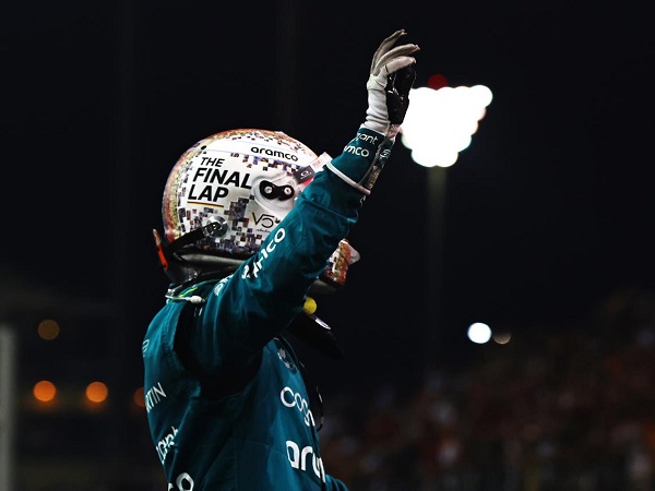 Sebastian Vettel nikmati waktu luangnya pasca gantung helm.