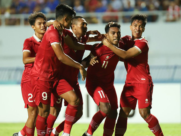Para pemain timnas Indonesia U-23 merayakan gol ke gawang Thailand U-23