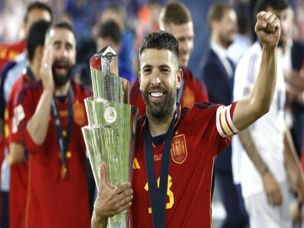 Setelah 12 tahun bermain di level senior, Jordi Alba menyatakan gantung sepatu sebagai pemain Timnas Spanyol / via Getty Images