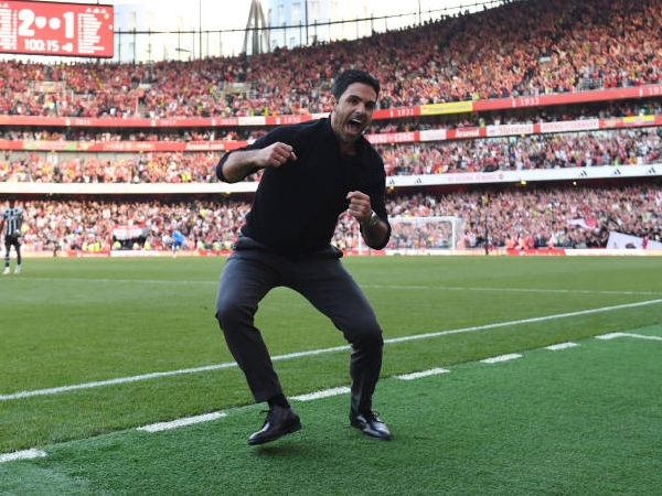Mikel Arteta merayakan kemenangan Arsenal atas Manchester United