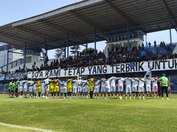 Bobotoh Persib memberikan dukungan kepada pemain di sesi latihan