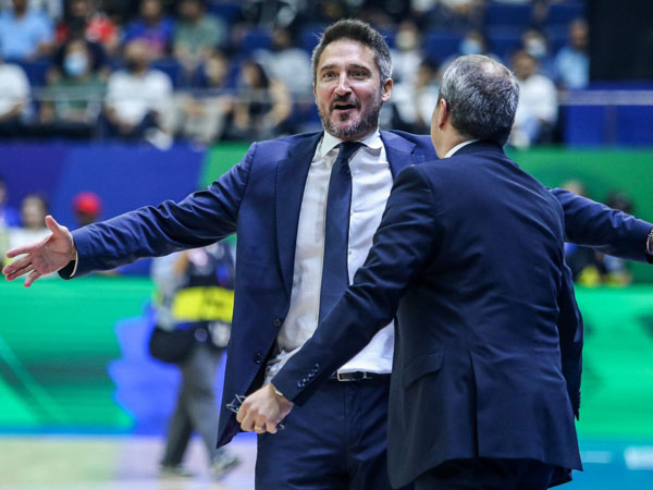 Gianmarco Pozzecco dari Italia bersorak setelah anak asuhnya mengalahkan Puerto Riko di FIBA World Cup 2023. (Foto: Yahoo)