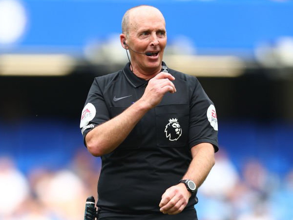 Mantan wasit sepak bola, Mike Dean.