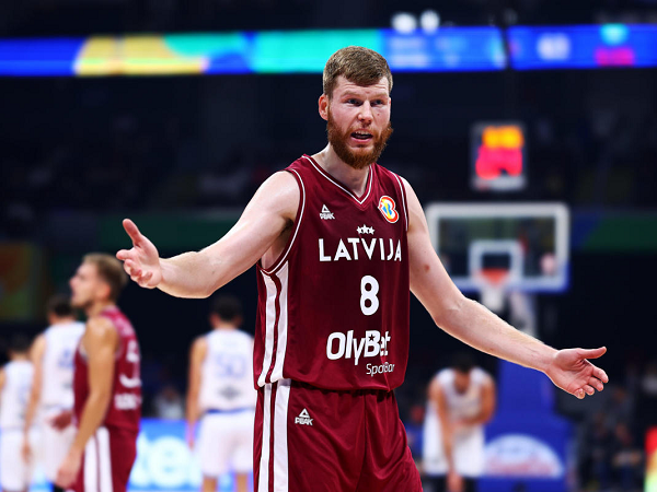 Davis Bertans sumringah dengan kesuksesan Latvia bekuk Lithuania.