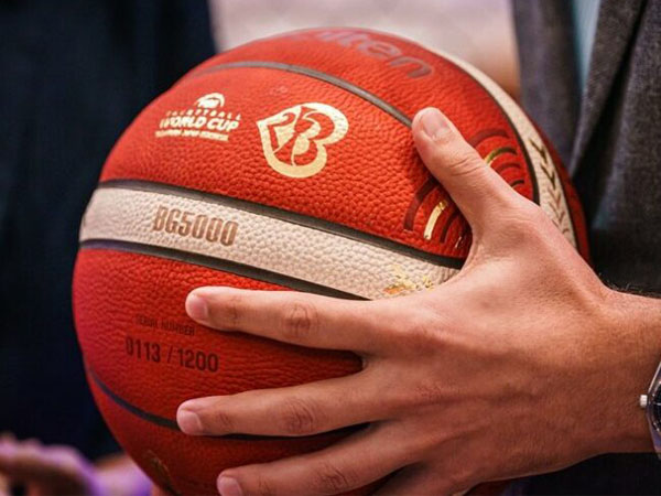 Bola khusus untuk partai final FIBA World Cup 2023 memiliki desain berbeda dengan bola resmi yang biasanya digunakan. (Foto: FIBA)