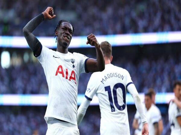 Yves Bissouma bercerita mengenai sosok Ange Postecoglou yang menuntut seluruh penggawa Tottenham Hotspur untuk memiliki kedisiplinan tinggi / via Getty Images