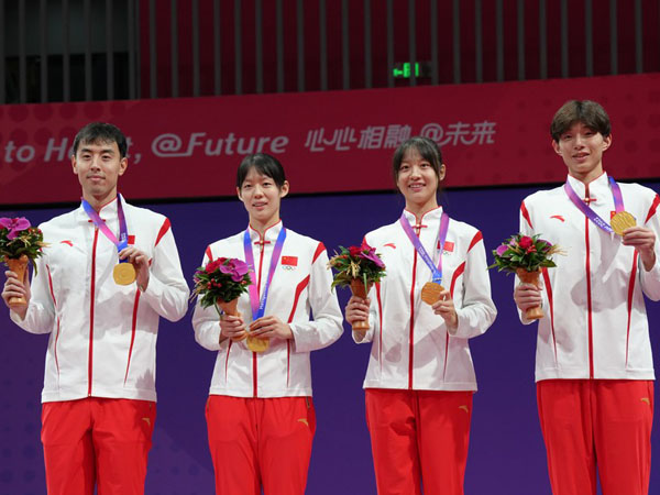 Tim taekwondo China menghadiri upacara pengalungan medali emas beregu campuran di Asian Games ke-19 di Hangzhou. (Foto: Xinhua)