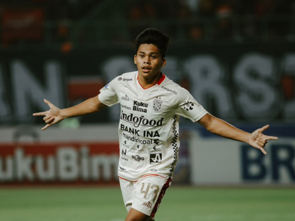 Pemain muda Bali United, Rahmat Arjuna merayakan gol perdananya di sepak bola profesional
