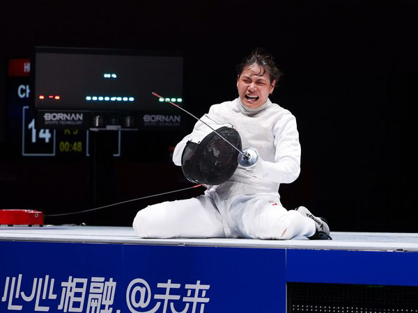 Huang Qianqian merayakan kemenangannya dalam final nomor floret perorangan putri di Asian Games Hangzhou. (Foto: Xinhua)