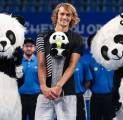 Alexander Zverev Jatuh Bangun Demi Angkat Trofi Kemenangan Di Chengdu