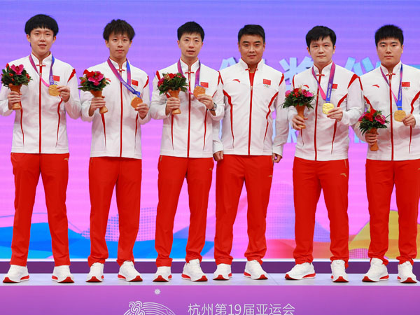 Tin tenis meja putra China menghadiri upacara pengalungan medali setelah merebut emas di nomor beregu putra Asian Games Hangzhou. (Foto: Xinhua)