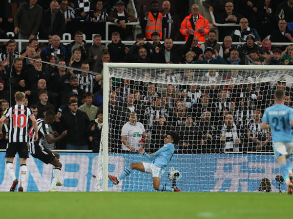 Gol Alexander Isak Sudah Cukup Buat Man City Tersingkir di Piala Carabao