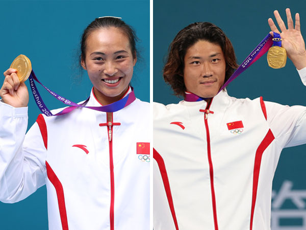 Zheng Qinwen (kiri) dan Zhang Zhizhen memamerkan medali emas mereka setelah masing-masing menjuarai tunggal putri dan putra cabor tenis Asian Games Hangzhou. (Foto: Xinhua)