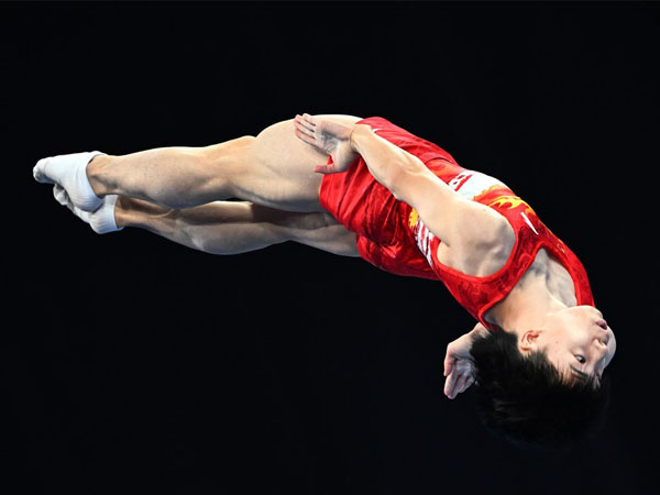 Yan Langyu dari China bertanding dalam final trampolin putra di Asian Games Hangzhou. (Foto: Xinhua)