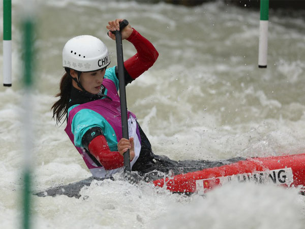 Huang Juan beraksi saat final kano slalom putri di Asian Games Hangzhou. (Foto: Xinhua)