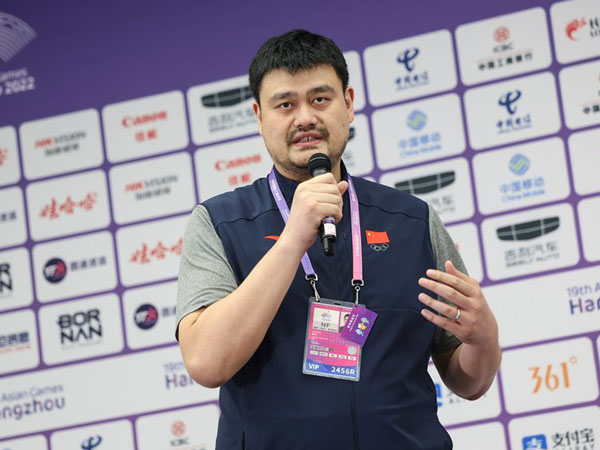 Presiden CBA Yao Ming berbicara setelah semifinal bola basket putra antara China dan Filipina di Asian Games Hangzhou. (Foto: Xinhua)
