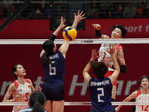 Wu Mengjie (No.21) dari China melakukan spike saat final bola voli putri melawan Jepang di Asian Games Hangzhou. (Foto: Xinhua)